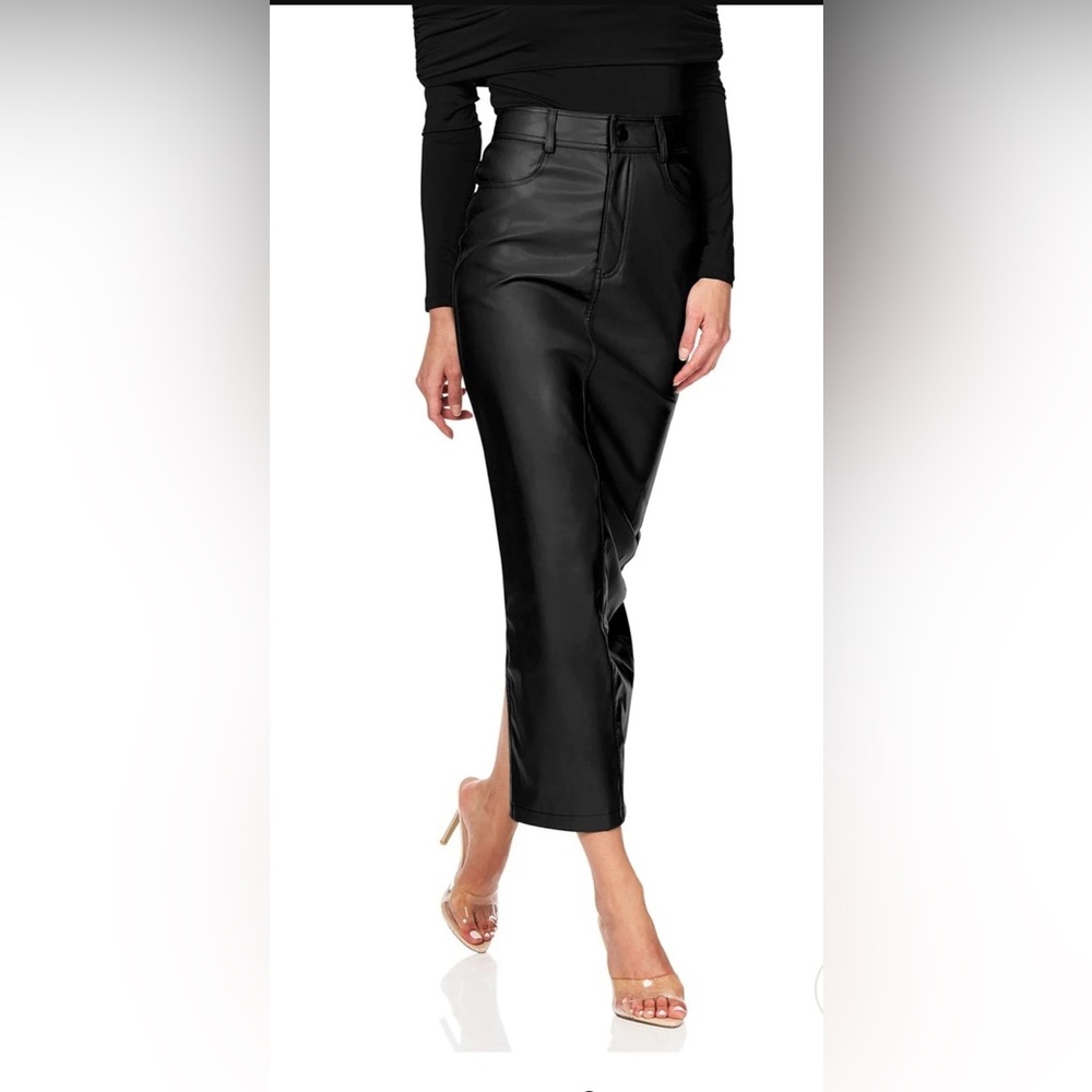 NWT NOOKIE $290 OFF DUTY SKIRT
- BLACK size Small